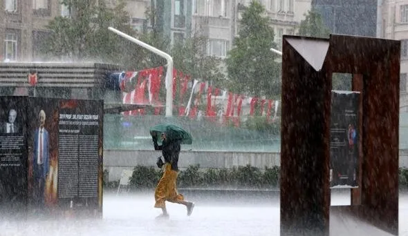 İstanbul'da yolları su bastı; tramvay seferi durdu