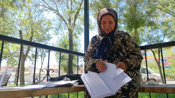 karamanda-akilalmaz-olay-gozu-yasli-anne-28-yildir-evladini-ariyor-ortada-ne-olum-belgesi-ne-de-hastane-kaydi-1786089511885.jpg