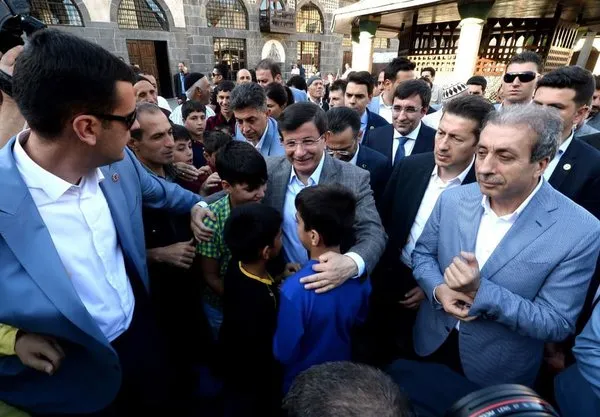 Davutoğlu bayram namazını Diyarbakır'da kıldı