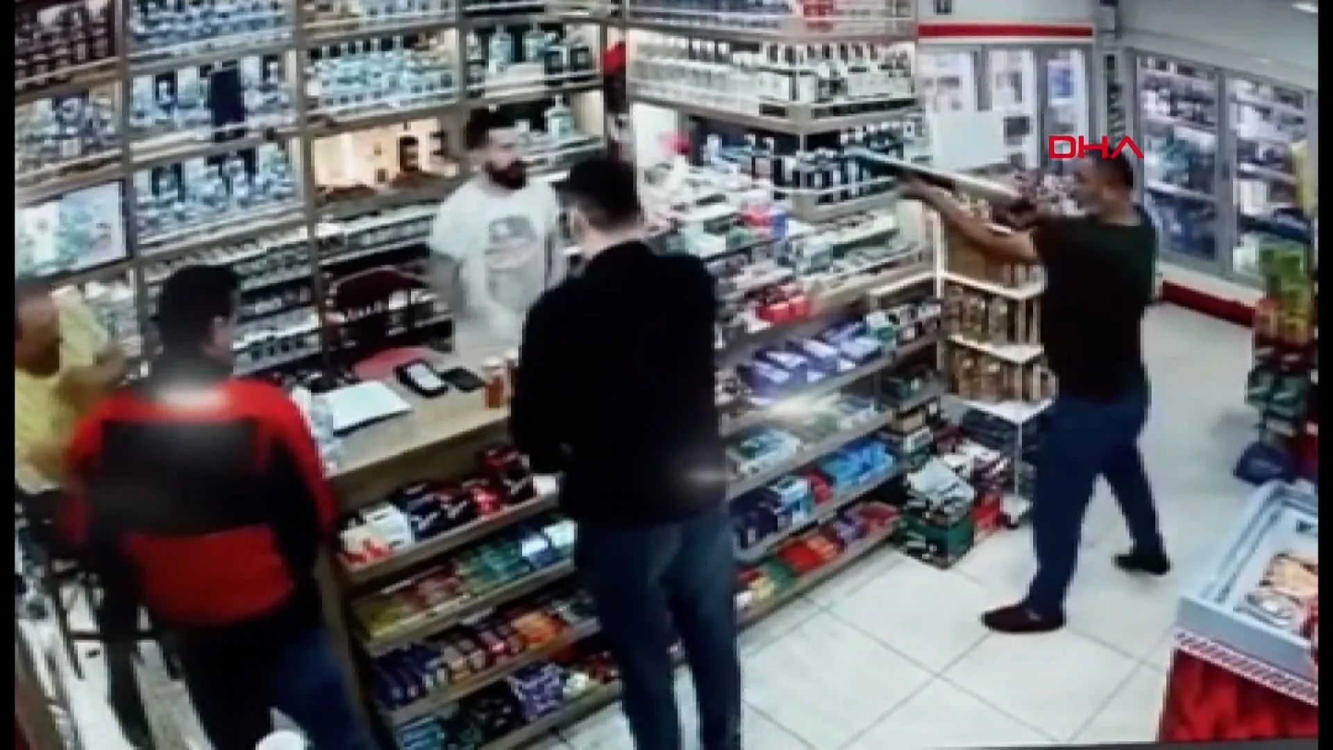 bursa da tekel bayi isletmecisinin musterilerin gozu onunde vurulma ani kamerada video