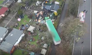 Yoldan çıkıp bahçe kulübesini yıktı