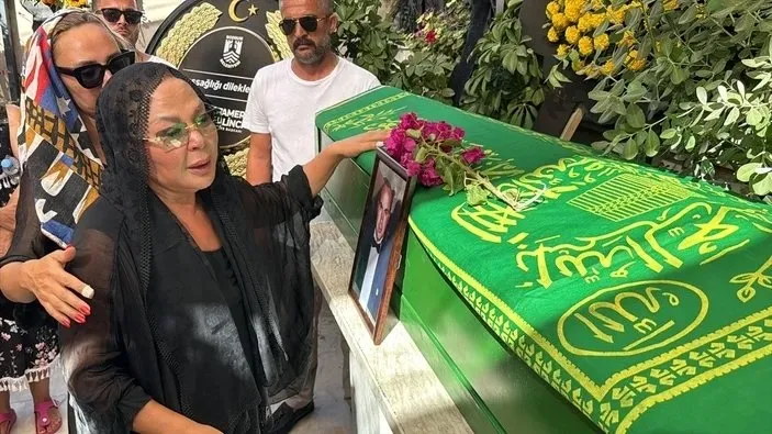 Harun’un gidişiyle yüreği kan ağlıyor... Safiye Soyman oğlunun birinci ölüm yıl dönümünü duygusal satırlarla andı: Ah benim canım oğlum