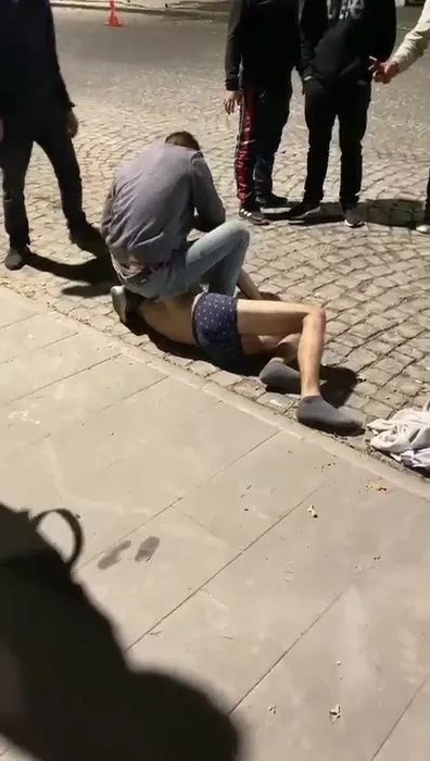 Adana’da mesaj attığı kızın erkek kardeşleri suratını jiletle kesti! Soyup öldüresiye dövdüler…