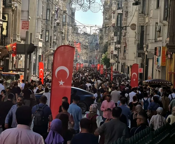istanbulda-yasayanlar-bayramda-sahillere-tarihi-mekanlara-ve-millet-bahcelerine-akin-etti-1780150566665.jpg