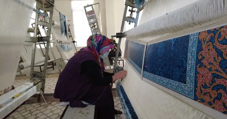 Kadınlar halı dokuyarak üretim yapıyor