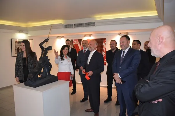 guzel-sanatlar-subat-sergisini-icisleri-bakani-ozturk-acti-1679645008950.jpg