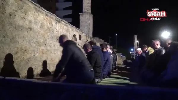Kosova'da saldırıya uğrayan tarihi camide teravih namazı kılındı