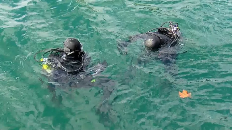 Sarıyer'de fotoğraf çekilmek isterken denize düştüler! Dalgayla beraber birden yok oldular!