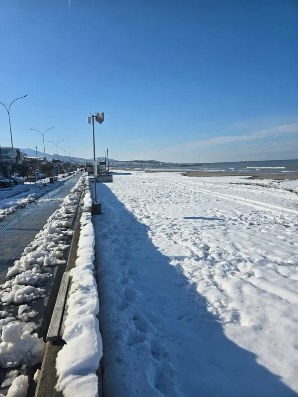 samsunda-gorulmemis-manzara-kumsalda-kar-1740491433847.jpg