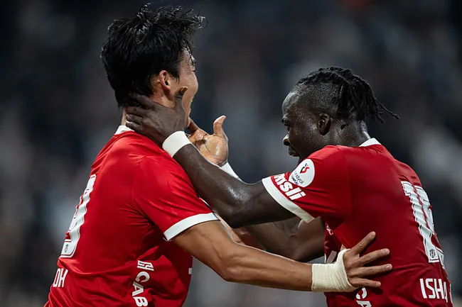 son-dakika-haberi-besiktas-basaksehiri-2-golle-gecti-oh-ve-olaitan-sahnede-1793038969789.jpeg