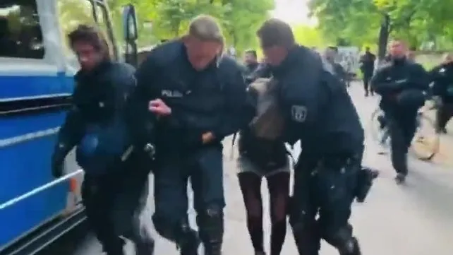 Alman polisin eyalet milletvekilini tartakladığı ortaya çıktı | Video