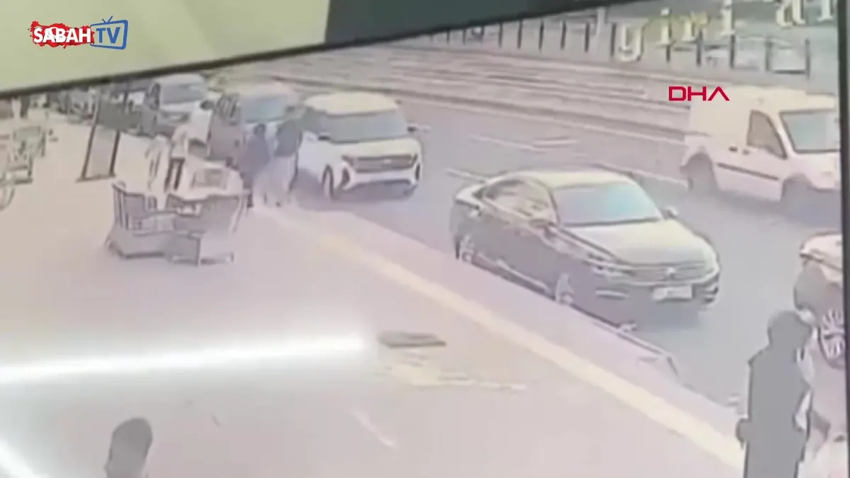 Yolda bulduğu 60 bin liralık bilekliği alıp uzaklaştı! O anlar kamerada Yolda bulduğu 60 bin liralık bilekliği alıp uzaklaştı! O anlar kamerada