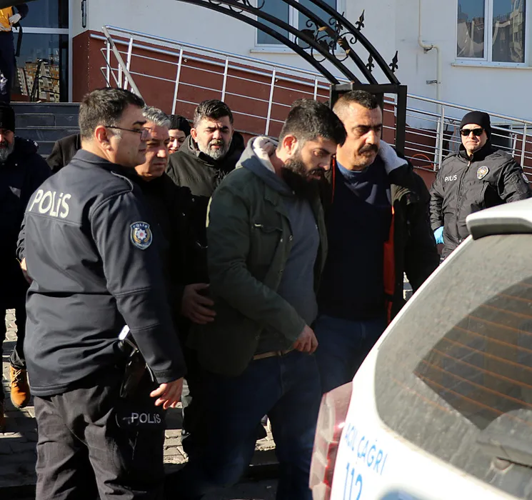 7 yaşındaki oğlunu vurup kendini eve kilitlemişti: Cani baba tutuklandı!