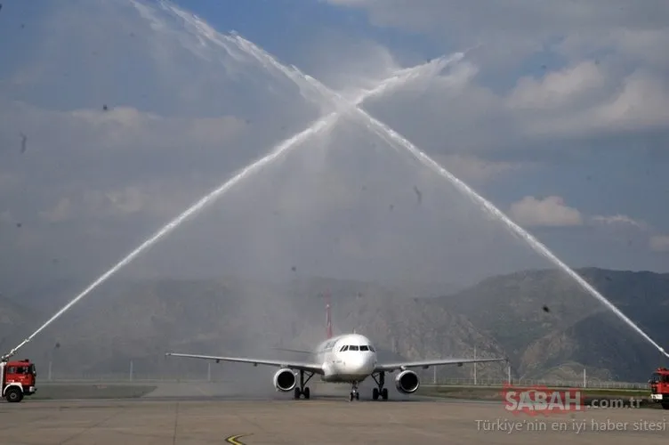 İstanbul Havalimanı’ndan Şırnak’a gelen ilk uçak su tankıyla karşılandı