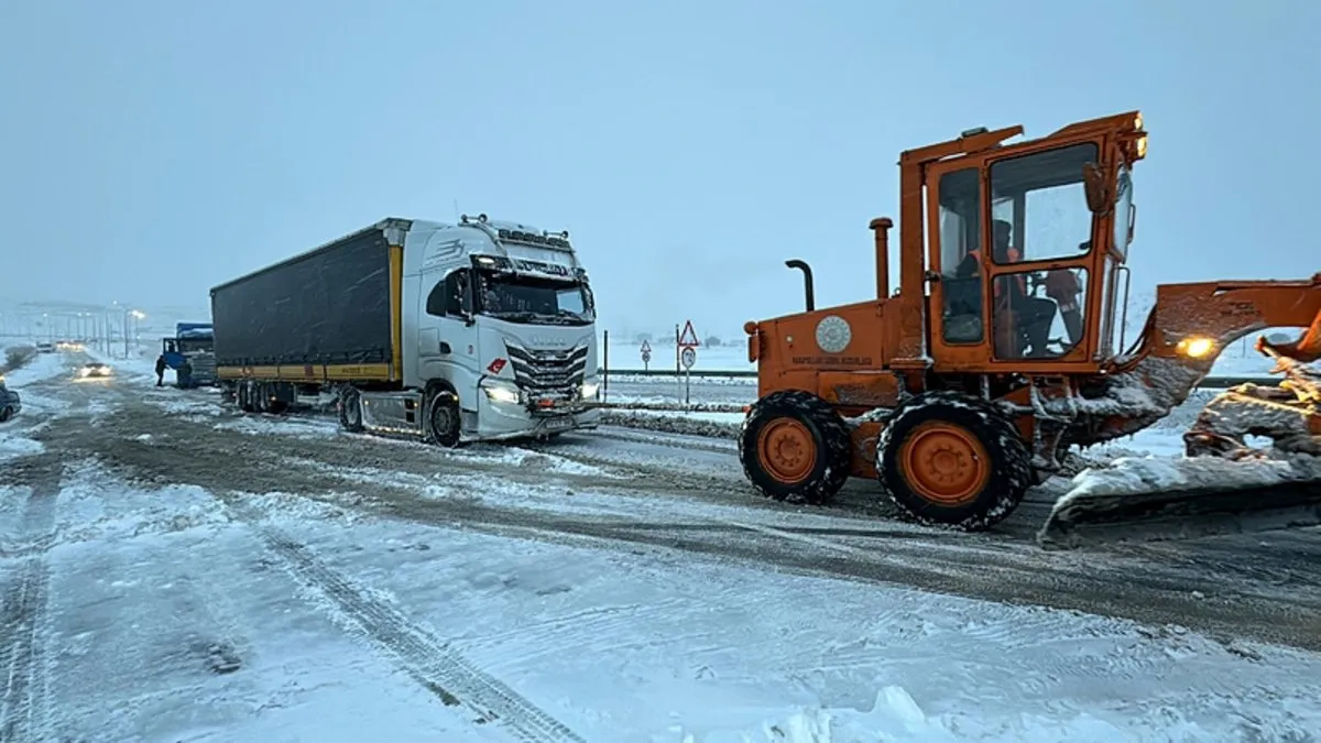 Kayseri'de kar ve fırtına nedeniyle yollarda mahsur kalan 800 kişi misafirhanelere yerleştirildi