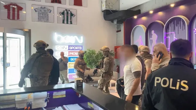 son-dakika-oyuncak-silahla-dehset-sacmisti-sariyerde-tv-binasina-giren-supheli-tutuklandi-1762940946058.jpg