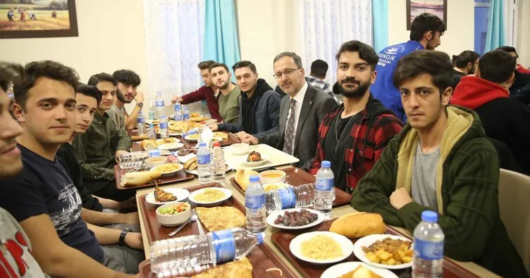 Bakan Kasapoğlu Kars’ta öğrencilerle iftar yaptı