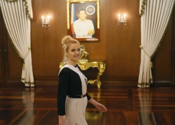 Devlet başkanı güzelleri görünce...