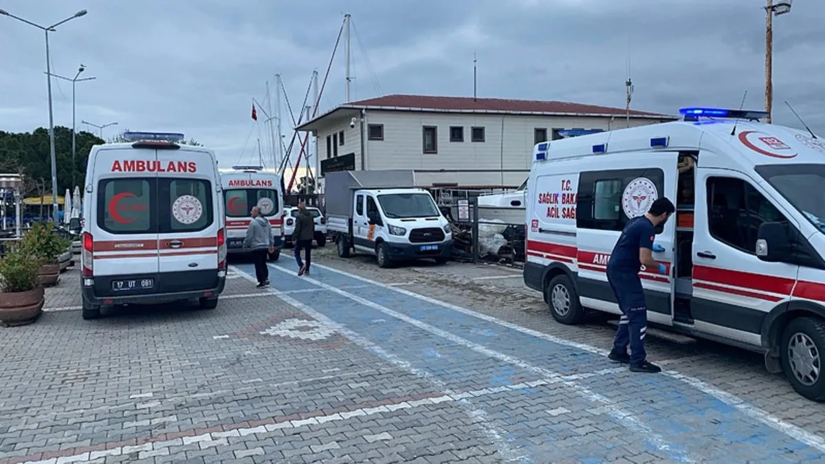 Çanakkale'de düzensiz göçmenleri taşıyan bot battı: 5 ölü Çanakkale'de düzensiz göçmenleri taşıyan bot battı: 5 ölü