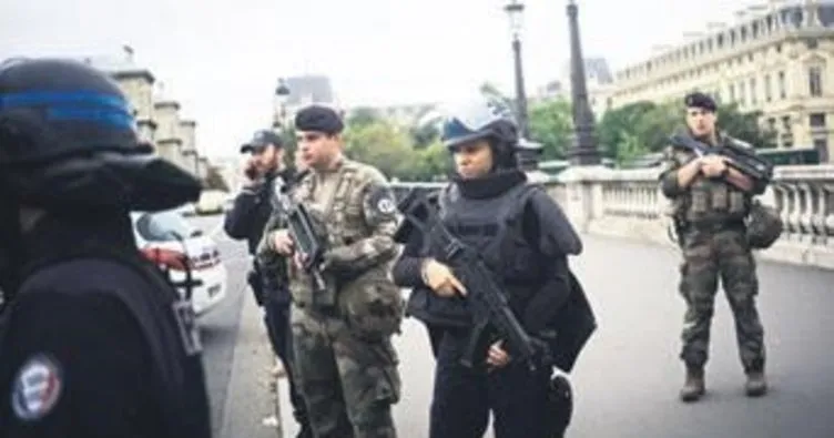 Paris Emniyet Müdürlüğü’ne bıçaklı saldırıda 4 kişi öldü