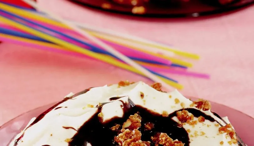 Çikolata Soslu ve Krokanlı Vanilyalı Dondurma