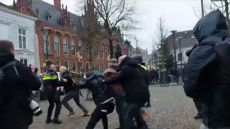 Hollanda’da Kur’an-ı Kerim’e alçak saldırı! Polis Müslümanları yerlerde sürükledi