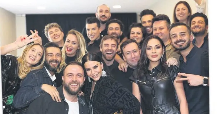 Dostlarını kuliste ağırladı