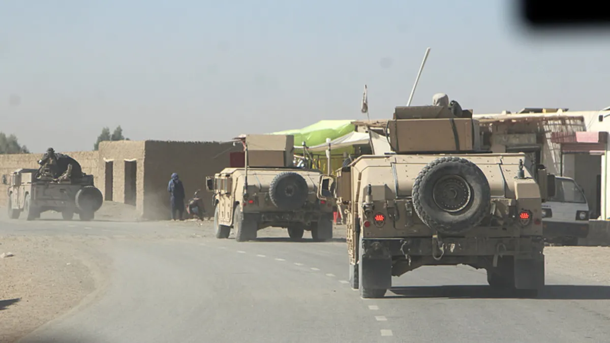 Afganistan-Pakistan sınır hattı alev alev: Şiddetli çatışmalarda onlarca asker öldü Afganistan-Pakistan sınır hattı alev alev: Şiddetli çatışmalarda onlarca asker öldü