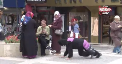 Kadınlara şiddeti karınca kostümü giyerek protesto eden vatandaş saldırıya uğradı!
