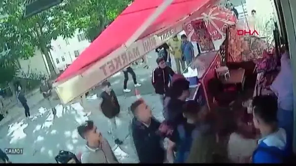 İstanbul'da kız öğrencilere mesaj attığı iddia edilen market sahibini öğrenciler böyle darp etti!