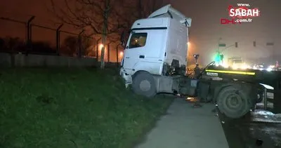 SON DAKİKA: İstanbul’da damperi açılan hafriyat kamyonu önce üst geçide çarptı: 2 yaralı | Video