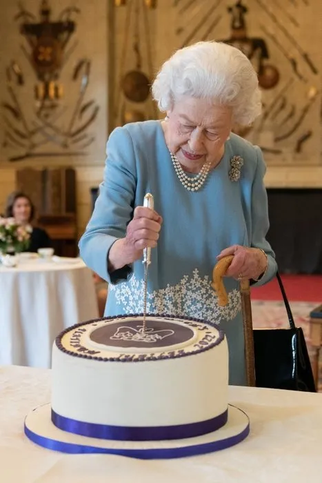 Kraliçe Elizabeth 96 yaşında! İşte uzun yaşam sırları...
