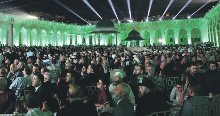 Emevi Camii secdelerle buluştu