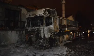 Esenyurt’ta park halindeki iki TIR yandı