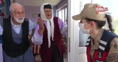 Elazığ’da 65 yıllık evli çift evlerine gelen astsubaylara zorla bayram harçlığı vermeye çalıştı | Video