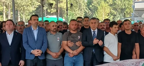 elindeki-tek-can-yelegini-minik-kizina-giydirdi-kendisi-dalgalara-kapildi-1788338217415.jpg