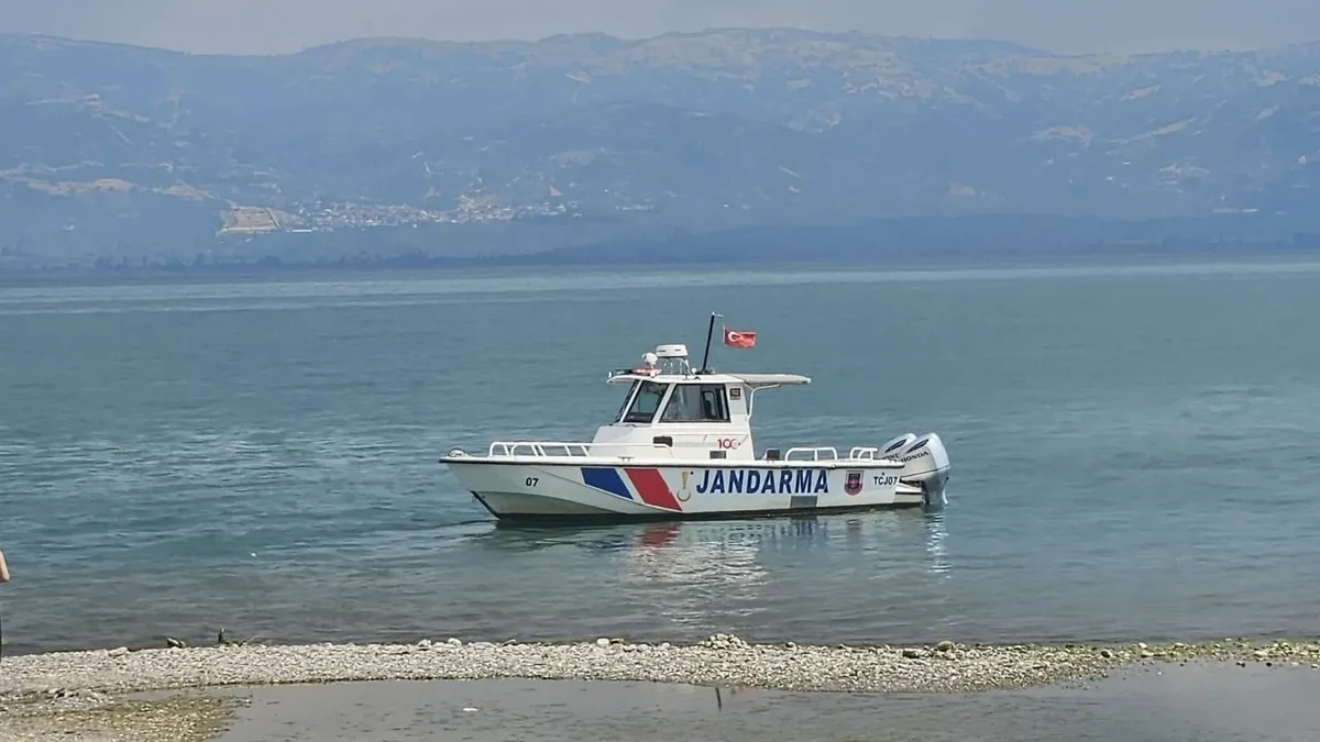 Bursa'da İznik Gölü'nde kaybolan gençler için arama kurtarma çalışması yapılıyor.