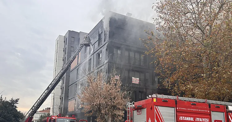 Kadıköy’de 5 katlı binada yangın! Ekiplerin alevlere müdahalesi sürüyor