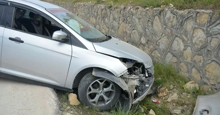 İstinat duvarına çarpan araç kullanılmaz hale geldi