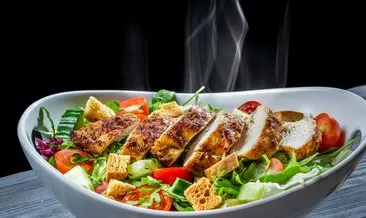 Salatada fark yaratan bir lezzet! Kruton eşliğinde tavuklu sezar salata tarifi