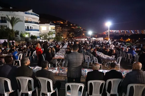 mhp-alanya-belediye-baskan-yucel-4-mahalleyi-iftarda-bulusturdu-1710415687642.jpg