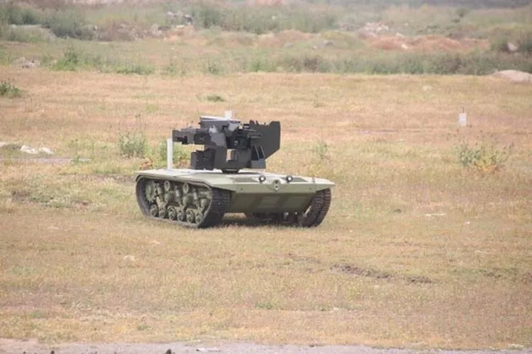 Muadillerinden üstün yerli ve milli "Silahlı insansız mini tank"ın ...