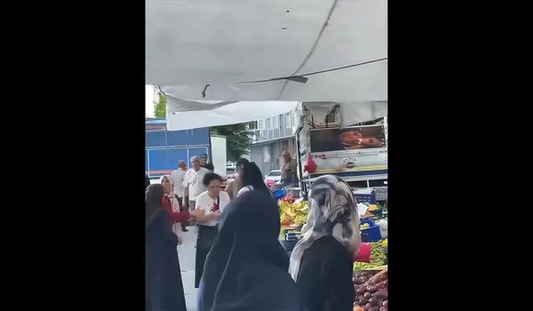 istanbul-beyoglunda-akilalmaz-anlar-pazarda-urun-secmek-isterken-dehseti-yasadi-pazarci-kadin-musteriye-saldir-1785677921252.jpg
