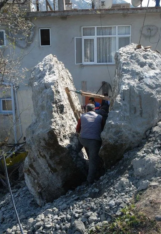 400 tonluk kayayı böyle parçaladılar
