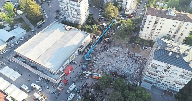 Kırık kaburgasıyla enkazdan kurtardı