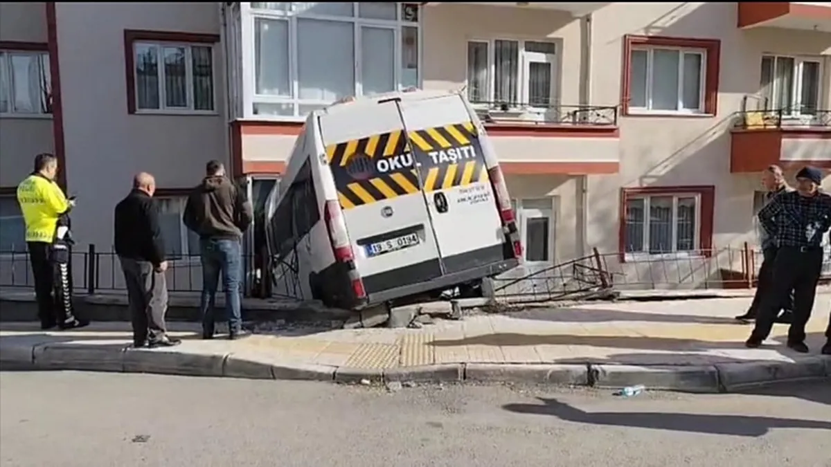 Çorum’da okul servisi balkona daldı: 2 öğrenci yaralandı! Çorum’da okul servisi balkona daldı: 2 öğrenci yaralandı!