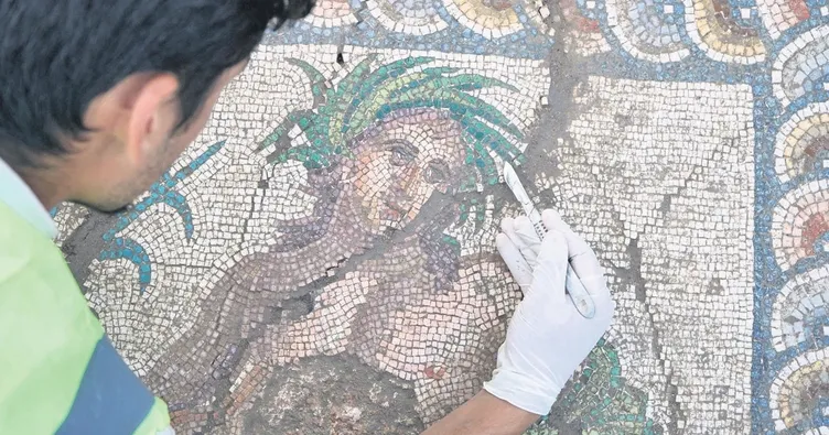 1800 yıllık mozaik gün yüzüne çıktı