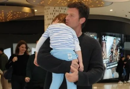 Kıvanç Tatlıtuğ oğlu Kurt Efe’yle AVM’de görüntülendi! Birlikte geçirdiğimi her an..