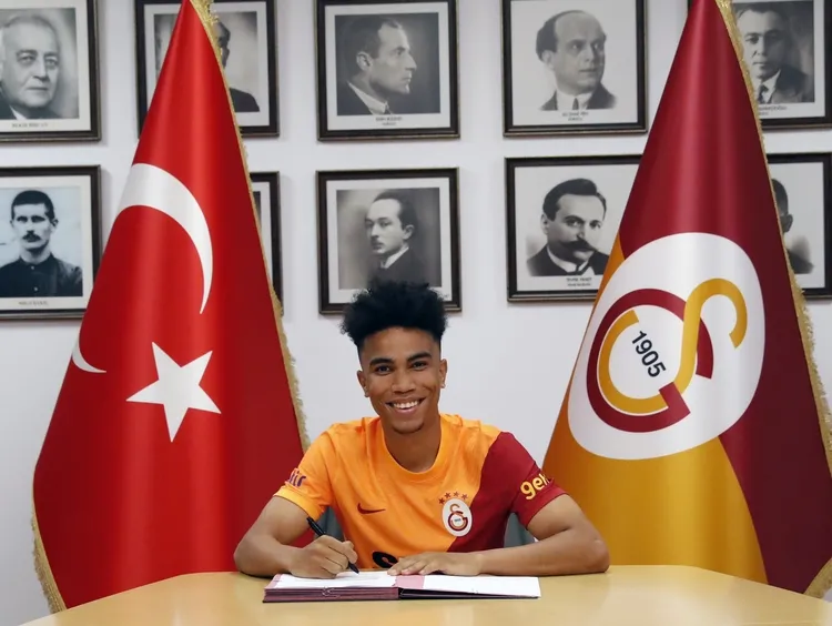 son-dakika-gustavo-assuncao-resmen-galatasarayda-arda-turan-detayi-dikkat-cekti-1631125364043.jpg