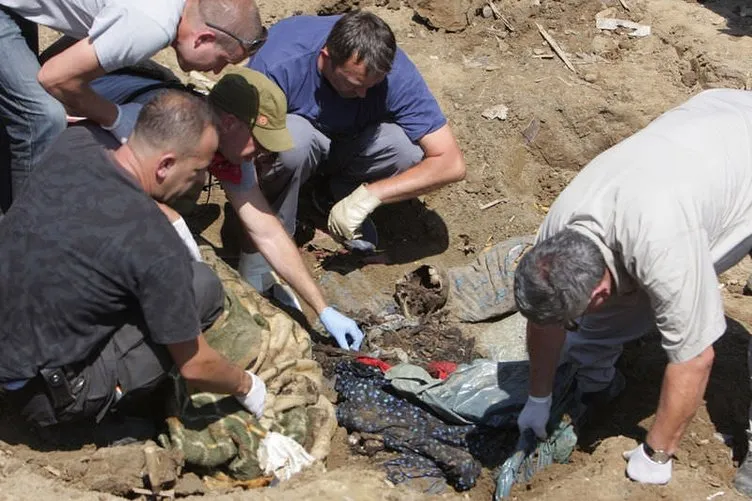 Srebrenitsa’da BM askerleri de toplu mezar kazmış
